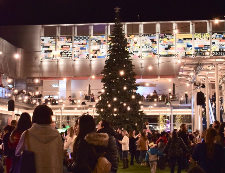 More than 1,000 San Ramon residents gathered on the two floors of City Center Bishop Ranch for the citys first annual Holiday on the Square ceremony.