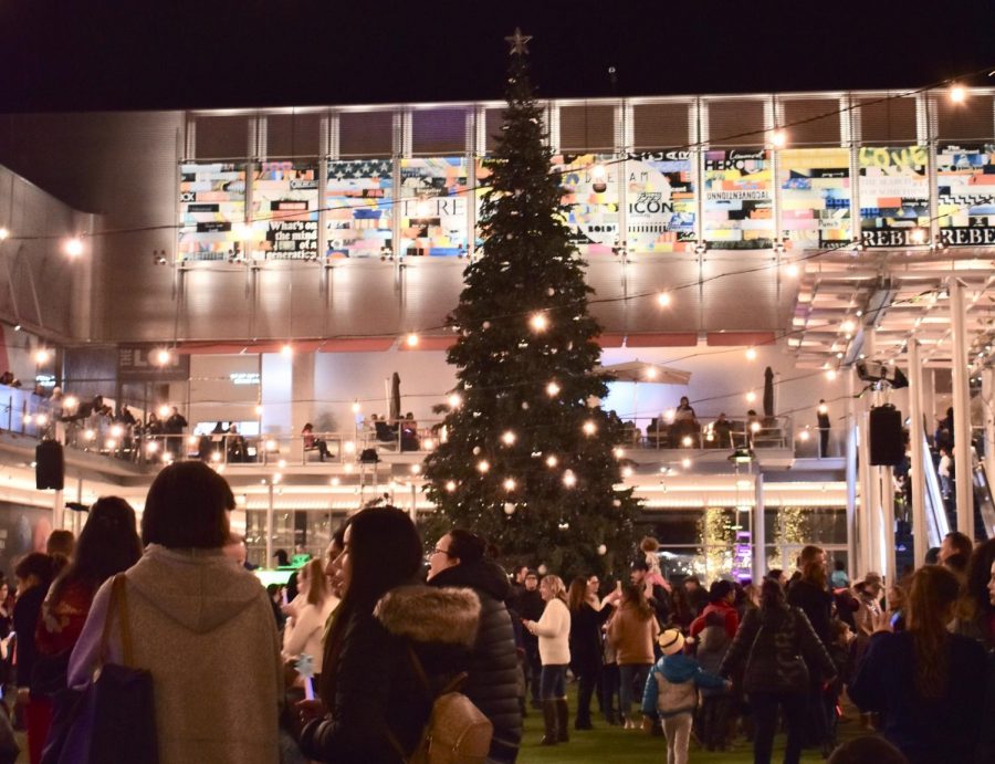 More than 1,000 San Ramon residents gathered on the two floors of City Center Bishop Ranch for the city's first annual "Holiday on the Square" ceremony.