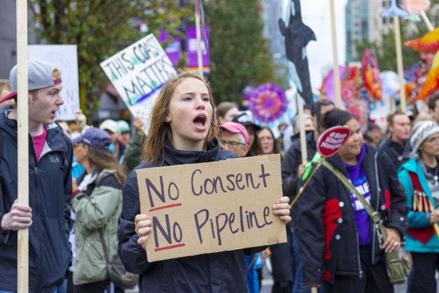 Protesters+in+Vancouver+denounced+Canadian+President+Justin+Trudeau%E2%80%99s+planned+oil+pipeline+expansion.