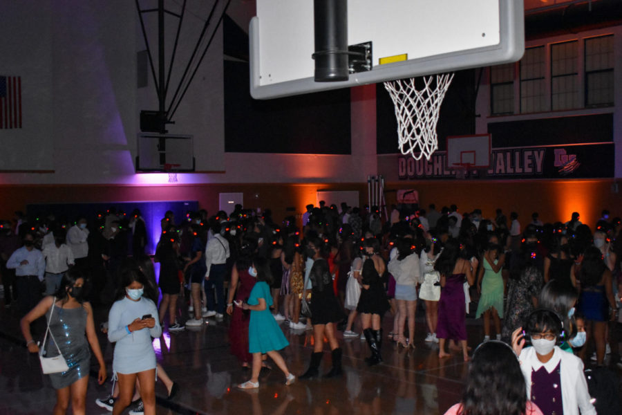 Against the backdrop of the auxiliary gym, students don headphones to enjoy the silent disco.