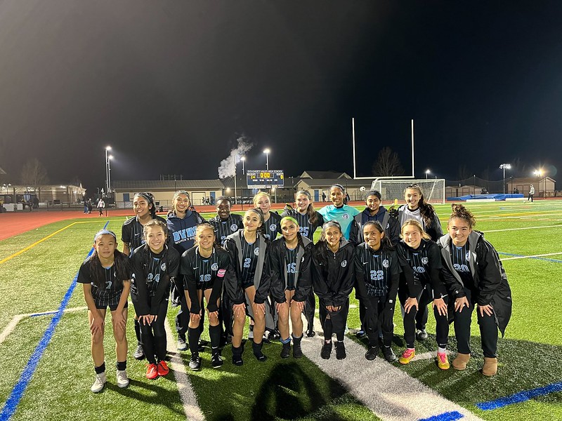 Dougherty+Valley%E2%80%99s+varsity+women%E2%80%99s+soccer+team+bonds+over+years+of+practice%2C+experience+and+shared+memories+on+the+field.
