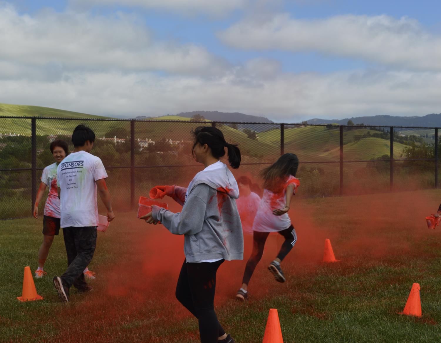 Track+and+field+team+throws+Color+Run+fundraiser
