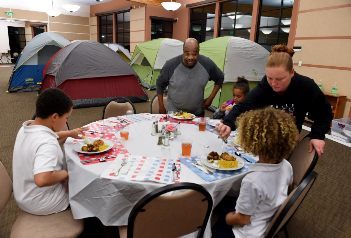 Two+families+enjoy+a+warm+dinner+together+in+the+Winter+Nights+shelter+at+St.+John+Vianney+Catholic+Church+in+Walnut+Creek.+++%0A