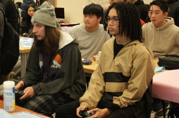 Caden Harder (left) and Avion Elder (right) compete for the title of DVHS’s best Smash Bros player.