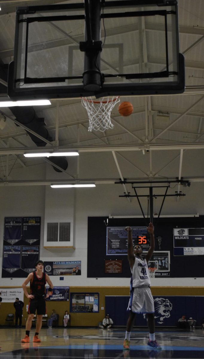 Sophomore Alonzo Walker shooting his free throws.